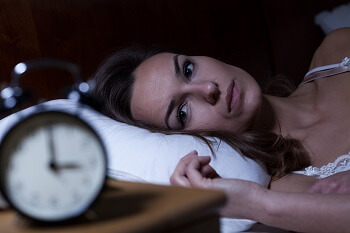  Pourquoi La Douleur Au Genou S'Aggrave-T-Elle La Nuit? Découvrez ce qui cause la douleur nocturne au genou et comment la soulager